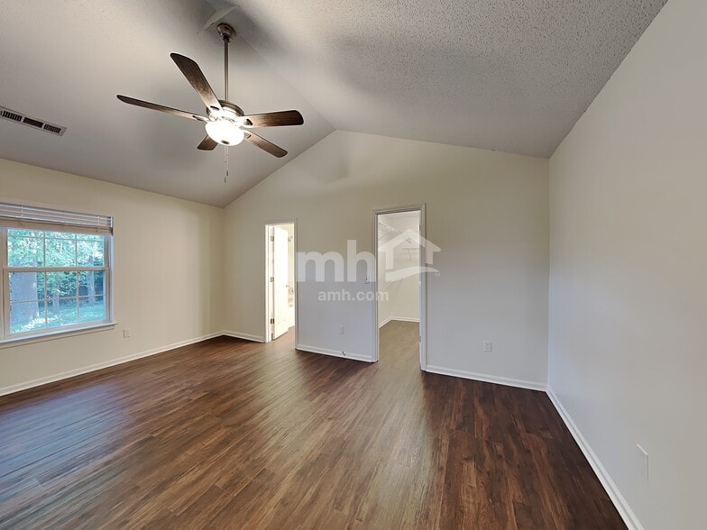 Building Photo - 7 Hazeltine Ct
