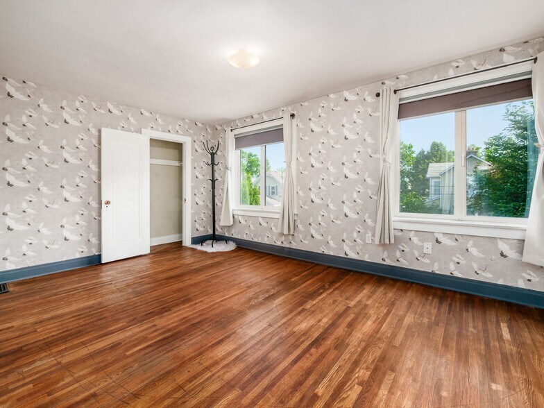 Building Photo - 211 E Jenkins Ave