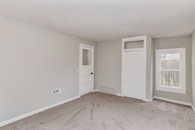 Building Photo - 544 S Poplar Dr