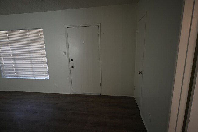 Building Photo - 2 Bed Apartment  - $1,050 - 378 N 13th Str...
