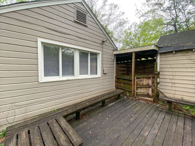 Building Photo - 2 bed, 1 bath with hardwood floors by U of...