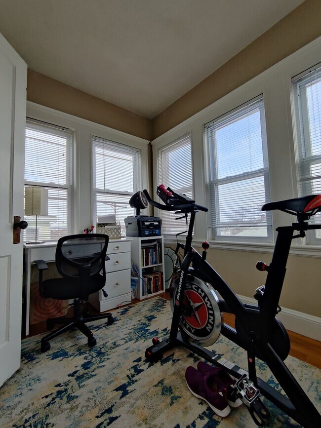 Building Photo - No Brokers Fee, Large Fully Renovated Unit in Oak Sq. Free Laundry, Backyard, Patio, Parking Incl...