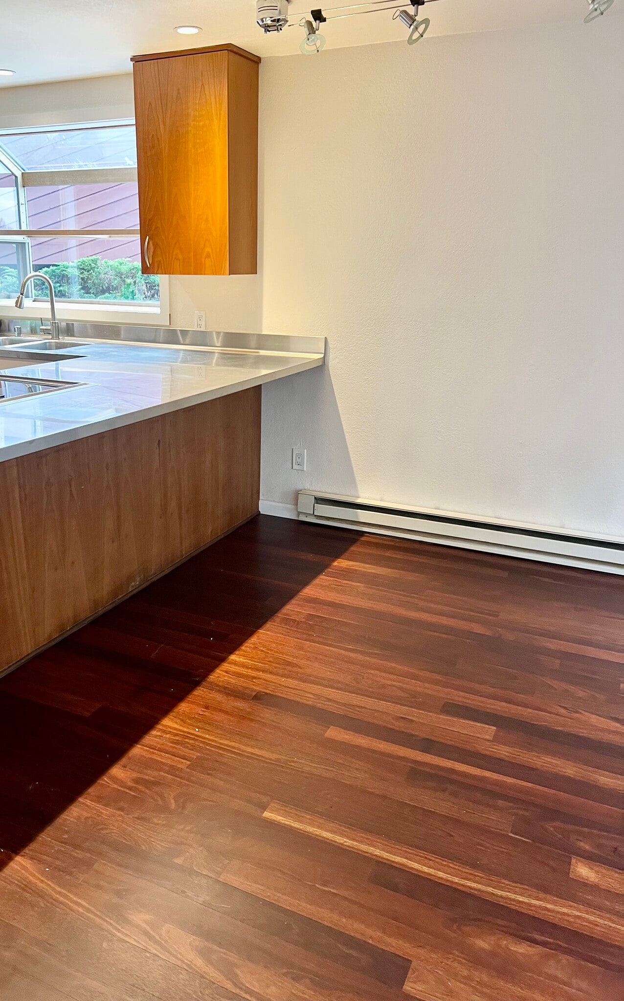 counter bar - 25040 Lake Fenwick Rd