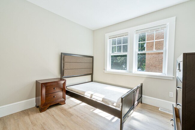 Building Photo - 4 Bed Gorgeous Unit Near PC / Elmhurst (Available 6/1/2026)