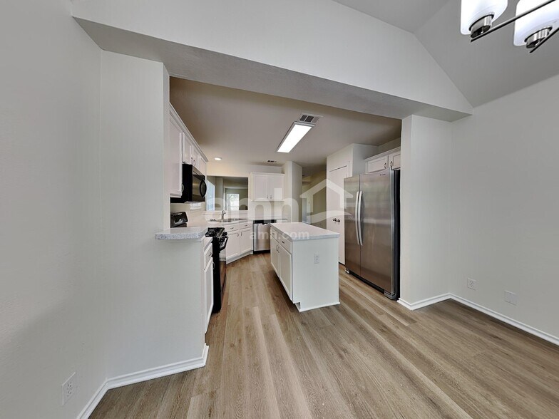 Building Photo - 2207 Southeastern Trl