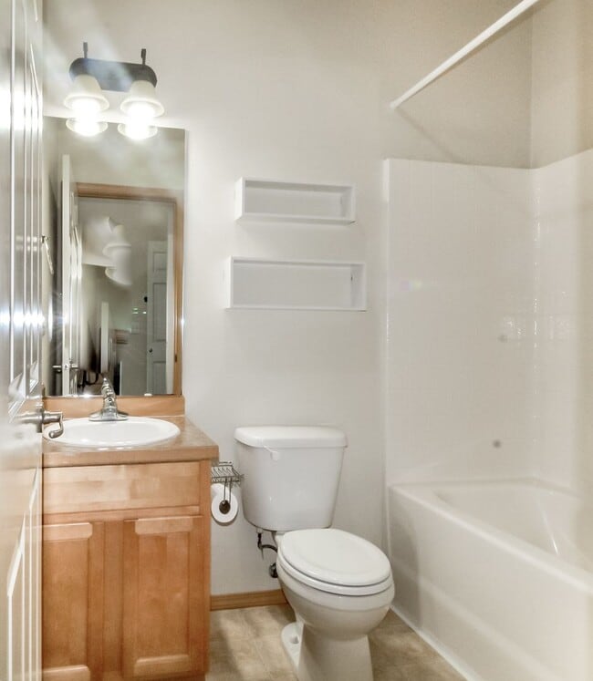 Building Photo - 2-Bedroom DuPont Condo with New Interior Paint and Carpet