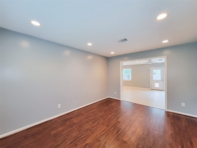 Building Photo - 5846 Ettrick Dr