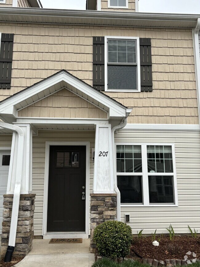 Building Photo - $500 Discount 1st month - 3 bedrooms/2.5 b...