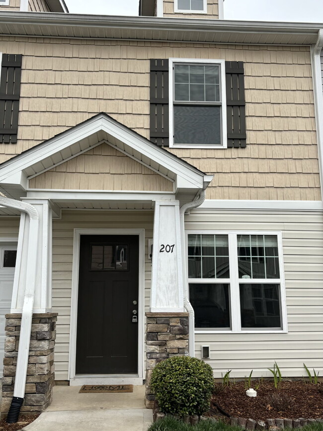 Primary Photo - $200 Discount 1st month - 3 bedrooms/2.5 b...