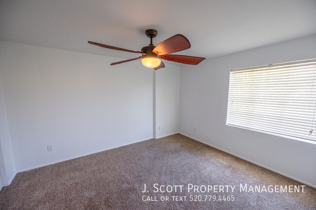 Building Photo - 723 W Cactus Wren Dr