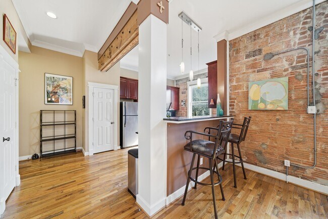 Building Photo - 215 W Norma St