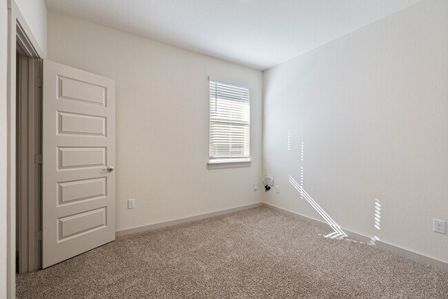 Building Photo - Modern comfort meets Austin flavor, 3-bed gem in Northeast ATX!