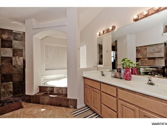 Building Photo - *REDUCED PRICE* Long Term - Unfurnished- Beautiful Golf Course Pool Home!!