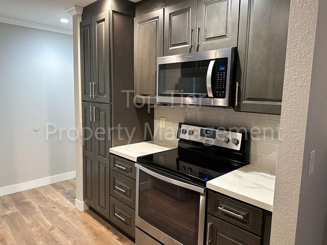Building Photo - Meticulously renovated 2 Bd/1 Ba, 889 sf, ...