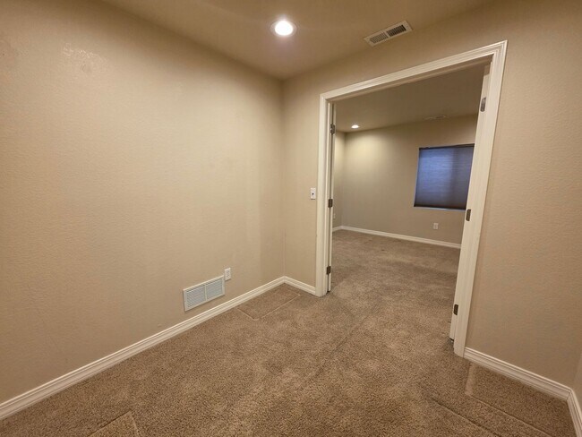 Building Photo - Gorgeous 4 Bed 4 bath Home In Wagon Trails!!