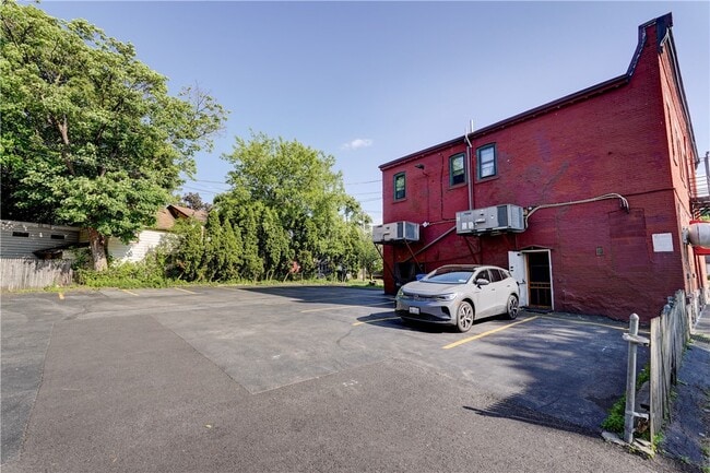 Building Photo - 90 Henrietta St