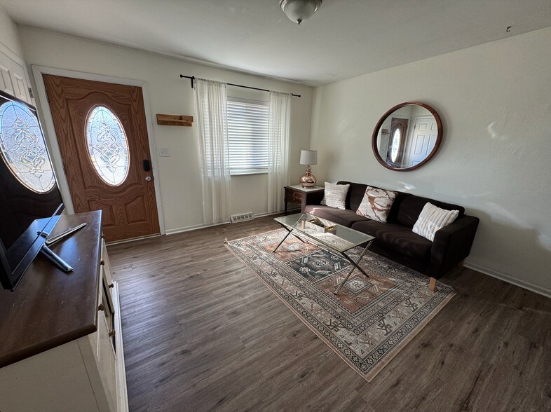 Building Photo - 7370 Utica St