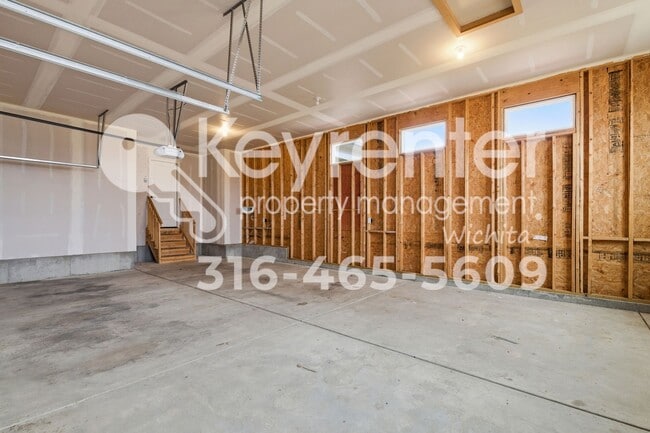 Building Photo - Beautiful 5 bedroom home near highways and schools!