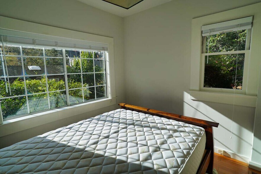 Building Photo - 2836 Derby St