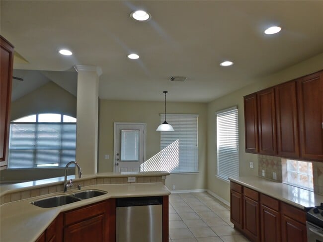Building Photo - 2511 Sunlight Ln