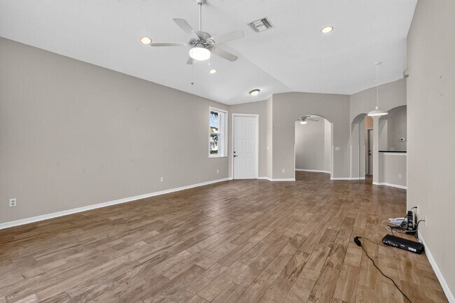 Building Photo - "Charming 2 Bed plus Den, 2-Bath Townhouse with 1500 Sq Ft of Comfort in Greenacres!"