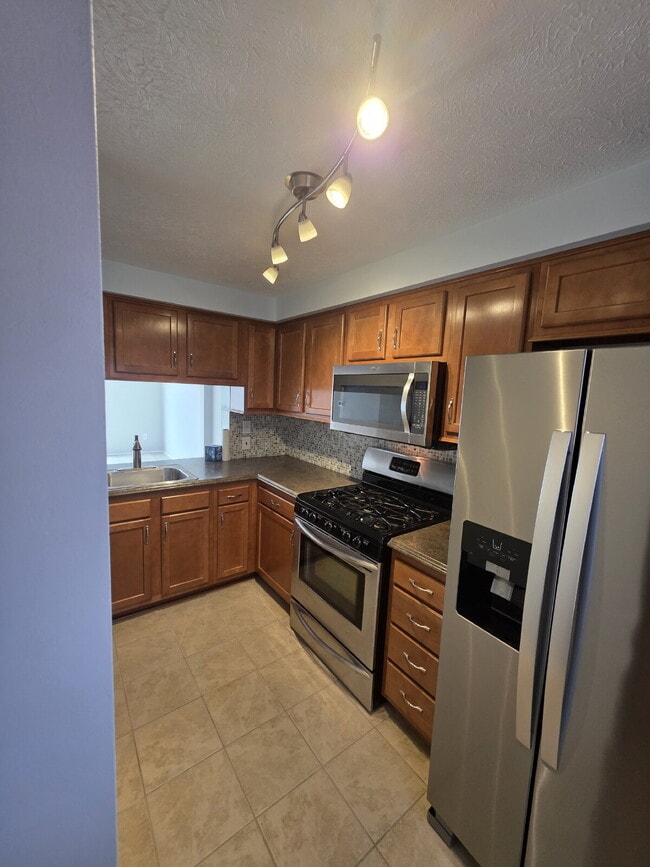 Building Photo - "Charming 2-Bedroom Townhouse Retreat in Venetia"