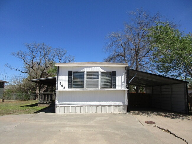 Building Photo - 2 bedroom 1.5 bath with Covered Deck and C...