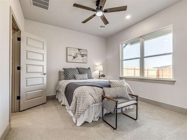 Building Photo - 2633 Crescent Ave