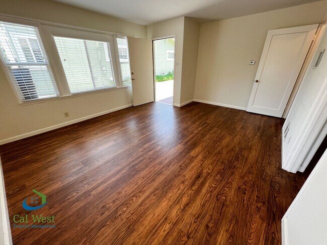 Building Photo - $2,595 - Darling 2 Bedroom 1 Bathroom Dupl...