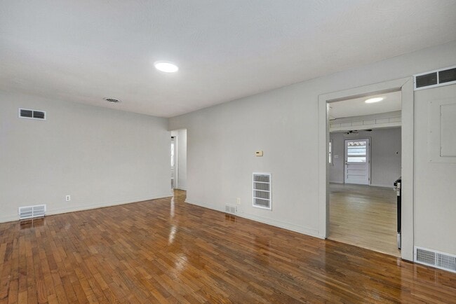 Building Photo - Charming 2 Bed | 1 Bath Home with Updated Interior