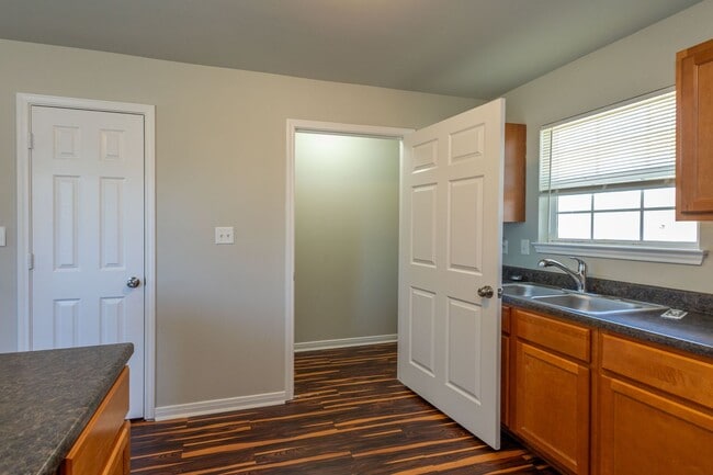 Building Photo - 2 bed, 1 bath in great location - move in ready!