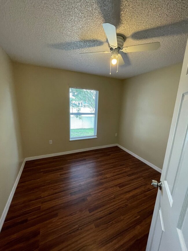 Building Photo - Prime Deltona Neighborhood