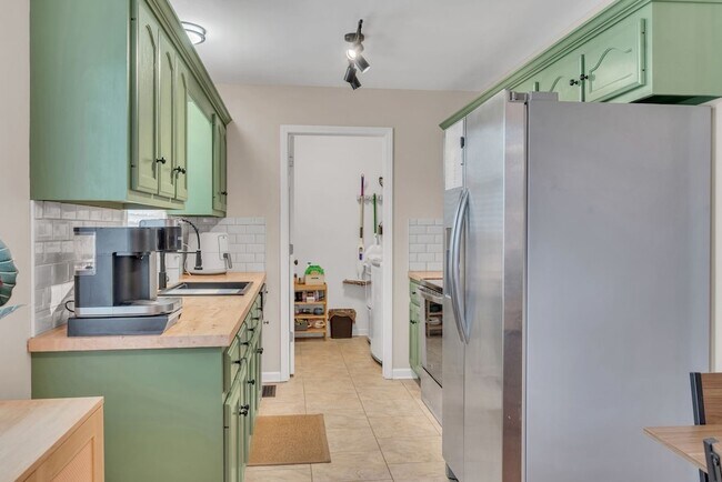Building Photo - 2029 Sunday Silence Dr