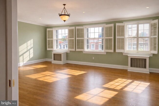 Building Photo - 2127 Leroy Pl NW