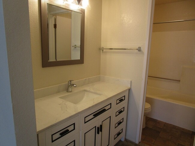 Building Photo - Cozy Hercules Home