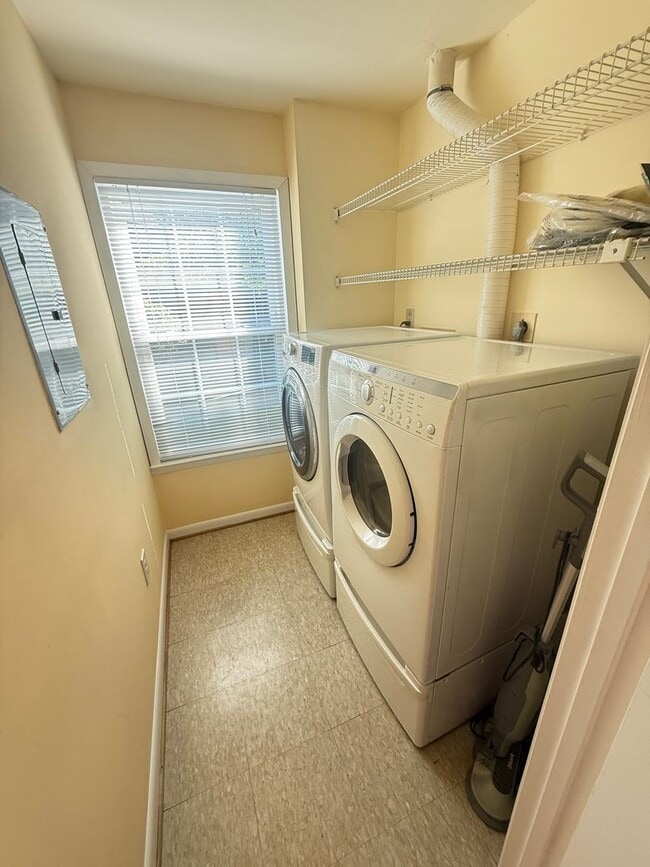 Building Photo - 2101 Woodbox Lane