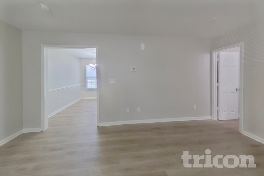 Building Photo - 1131 Delander Ln