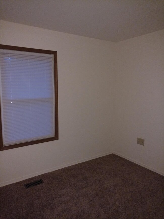 Building Photo - 557 Eagle Dr