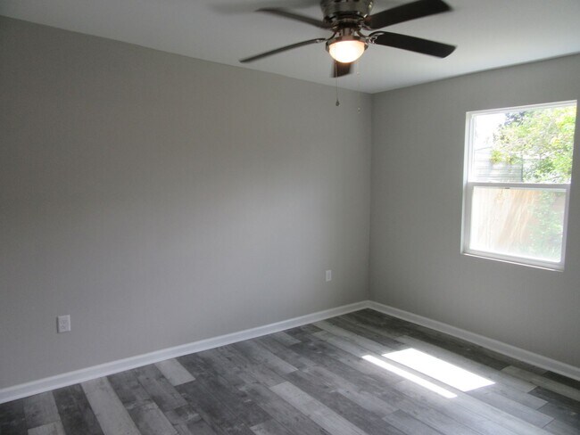 Building Photo - 9823 Clarence St