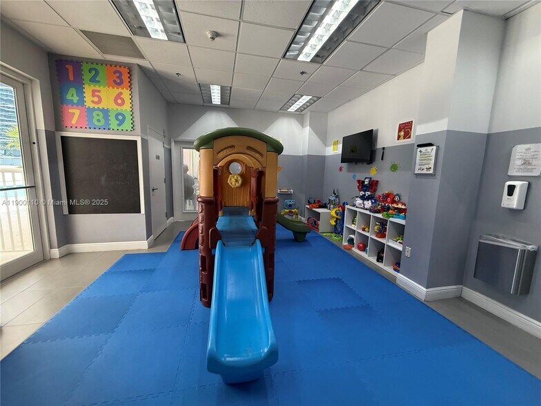 Building Photo - 1200 Brickell Bay Dr