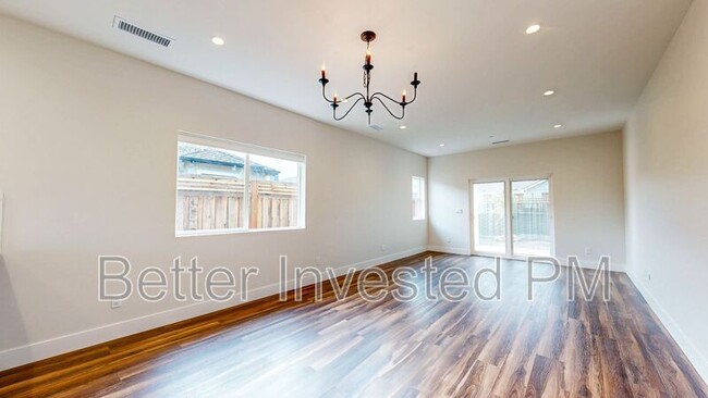 Building Photo - 4565 Brighton Dr