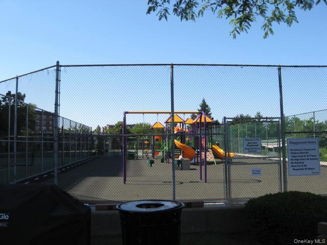 Building Photo - 2 Bay Club Dr