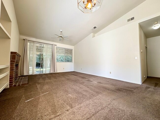Building Photo - Great 3 Bedroom 2 Bathroom Home for Rent i...
