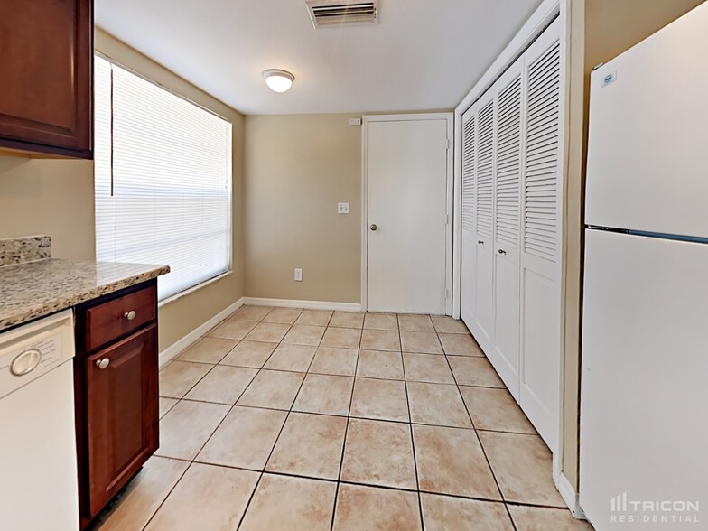 Building Photo - 1028 Hardwood Dr