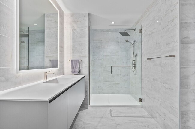 Building Photo - Luxury Executive Condo w/AC in the Heart o...