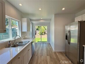 Building Photo - 13845 Moorpark St