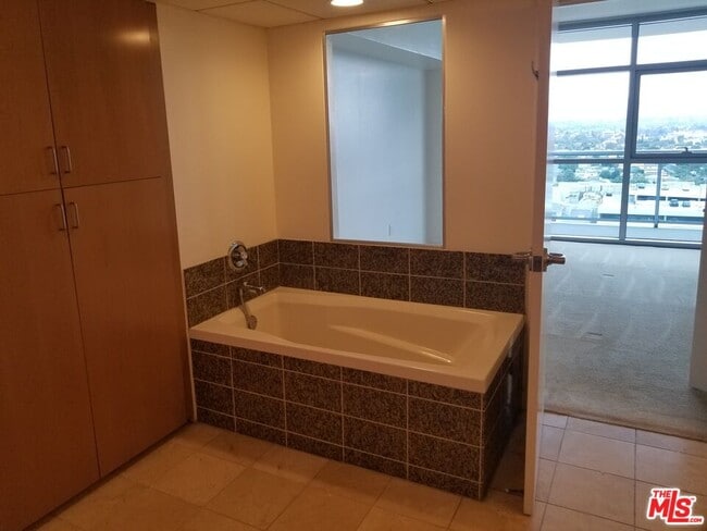 Building Photo - 13700 Marina Pointe Dr