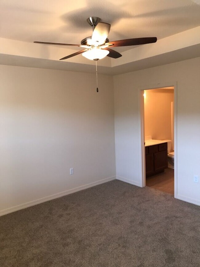 Building Photo - 3 Bedroom 2 Bath 2 Car Garage For Rent in Branson MO