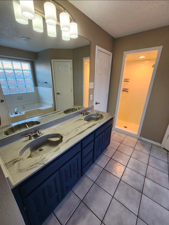 Building Photo - 3 bed 2 bath 2 car garage