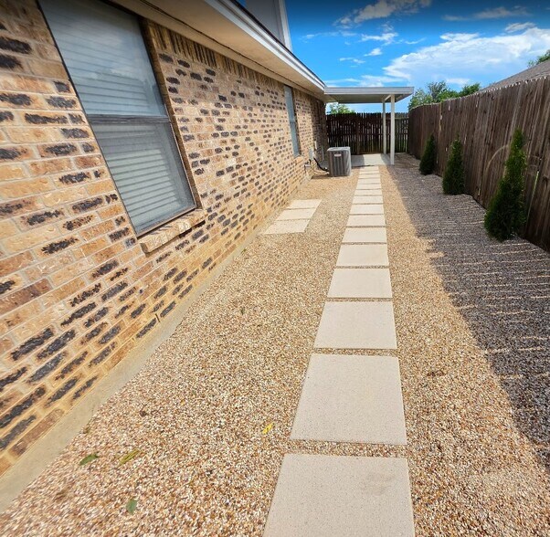 Building Photo - 7501 April Ln
